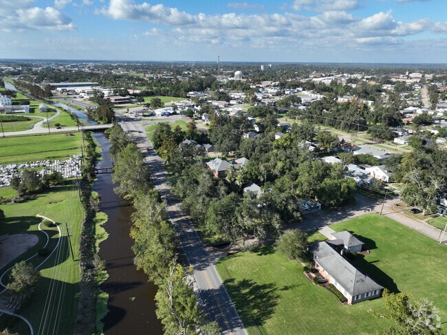 Residents love the convenience to live close to retail in The Lakes neighboorhood.