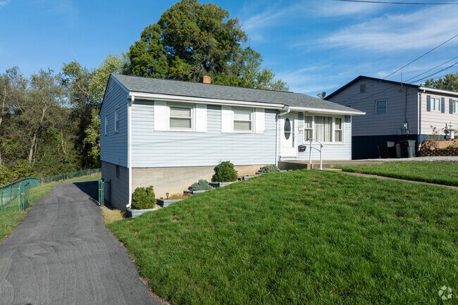 Homes include American Foursquare, bungalow, and ranch styles.