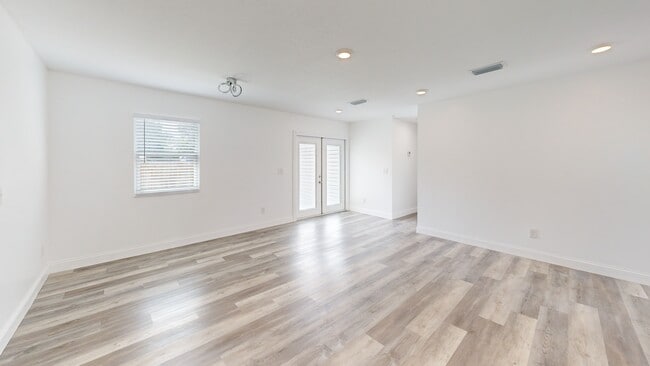 911 8th Ave SW, Largo, FL 33770 - photo 2