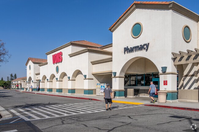 Vons is conveniently situated in a large shopping center near Riverlakes.