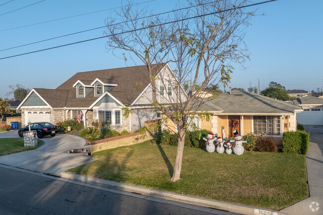 Homes with singular style in Bellflower near Caruthers Park.