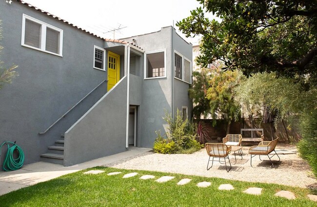 942 20th St unit Upper, Santa Monica, CA 90403 - photo 2