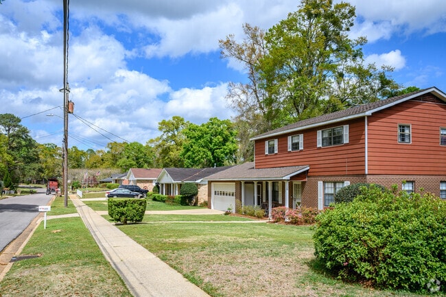 There are different styles of homes in Terrace Hills, Mobile, AL.