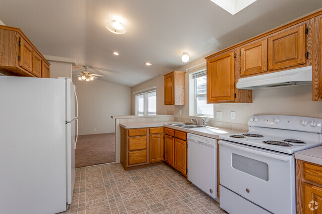 2BR, 1BA - 900SF