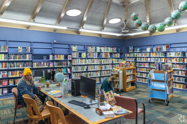 The Public Library of Point Richmond often has monthly exhibitions by local artists.