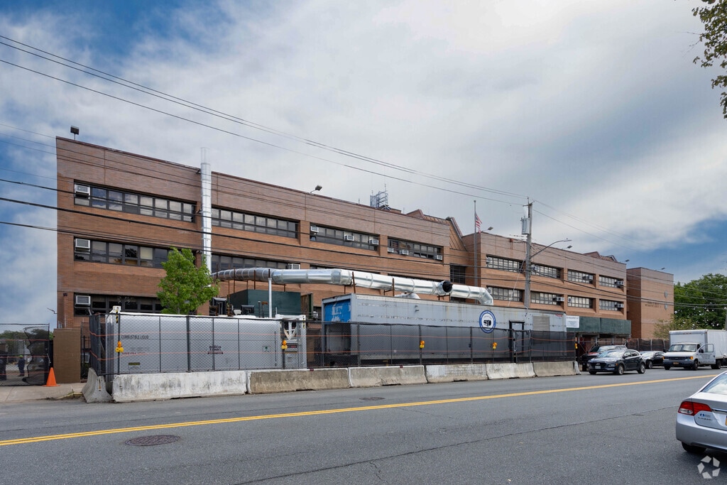 The student - teacher ratio at IS 75 in Staten Island is 13 to 1 according to NICHE.