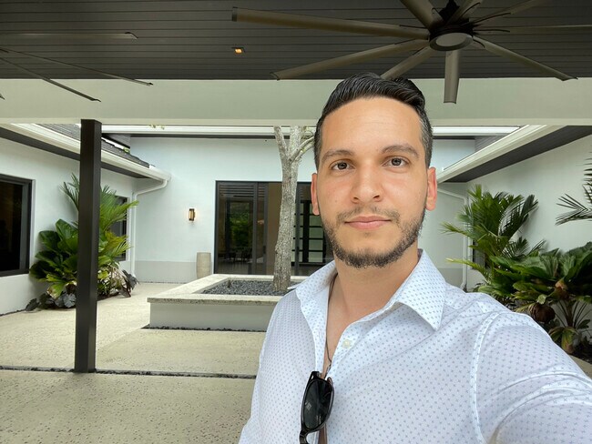 Agent Photo