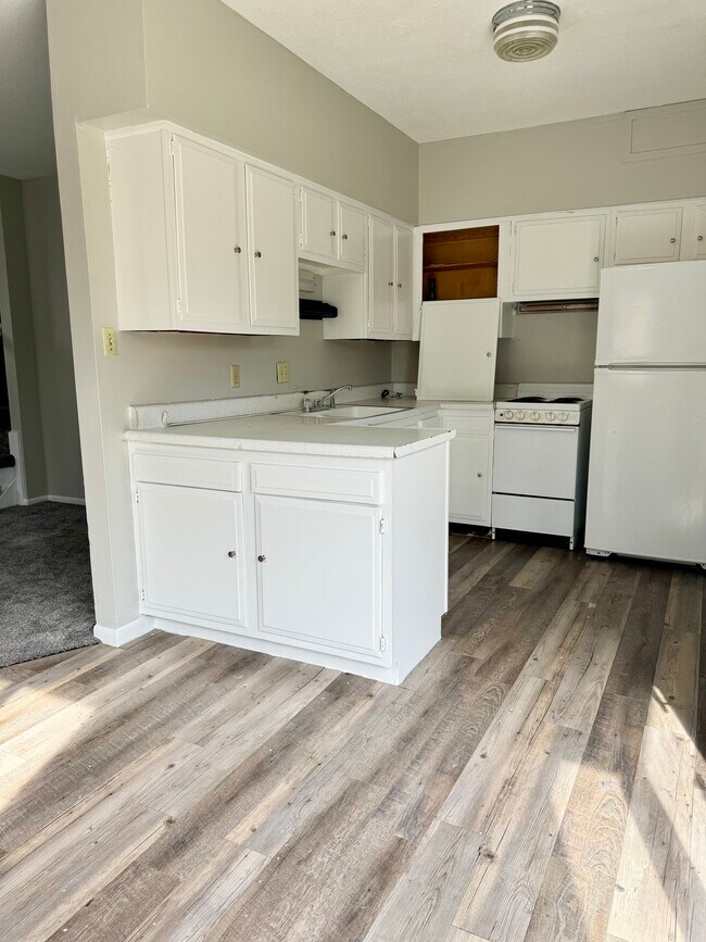 1921 E 33rd St, Des Moines, IA 50317 - photo 5