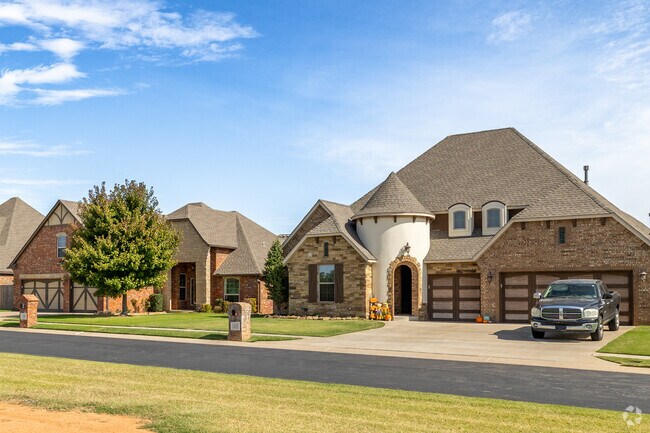 Grouping of homes within the neighborhood near the Oklahoma City area.