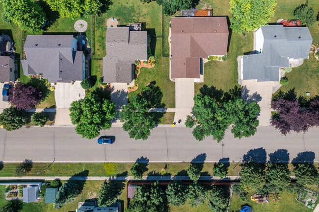 Find homes with spacious front and backyards in Tintes.