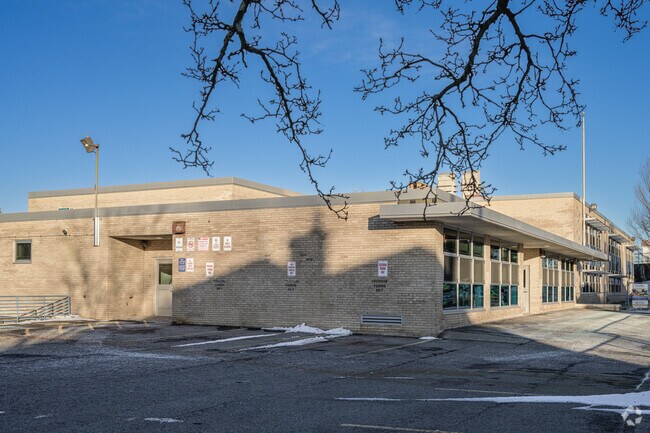 Grandview PreK-5 has a student teacher ratio of 10 to 1 with 177 students.