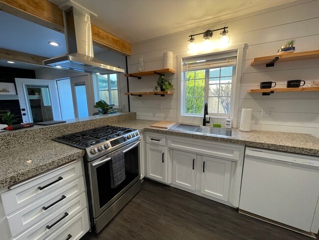 1258 Mistletoe Ln unit Creekside, Redding, CA 96002 - photo 2