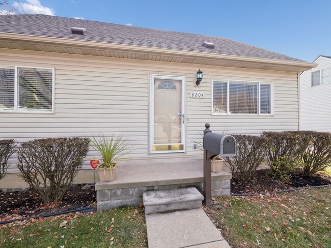 8204 Toepfer Rd, Warren, MI 48089 - photo 3