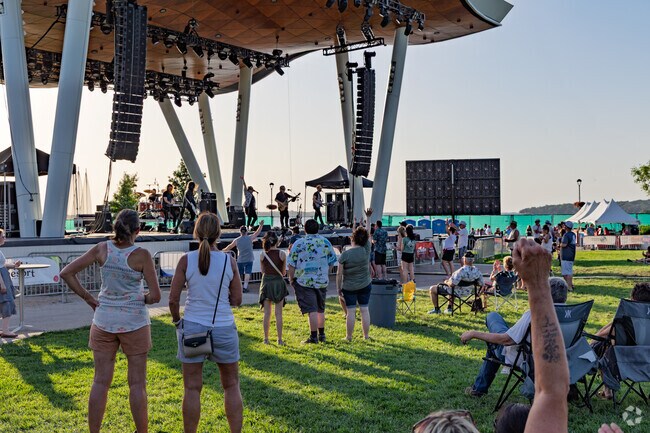 There are several concerts and festivals just south of Orleans every year, including acts all summer.