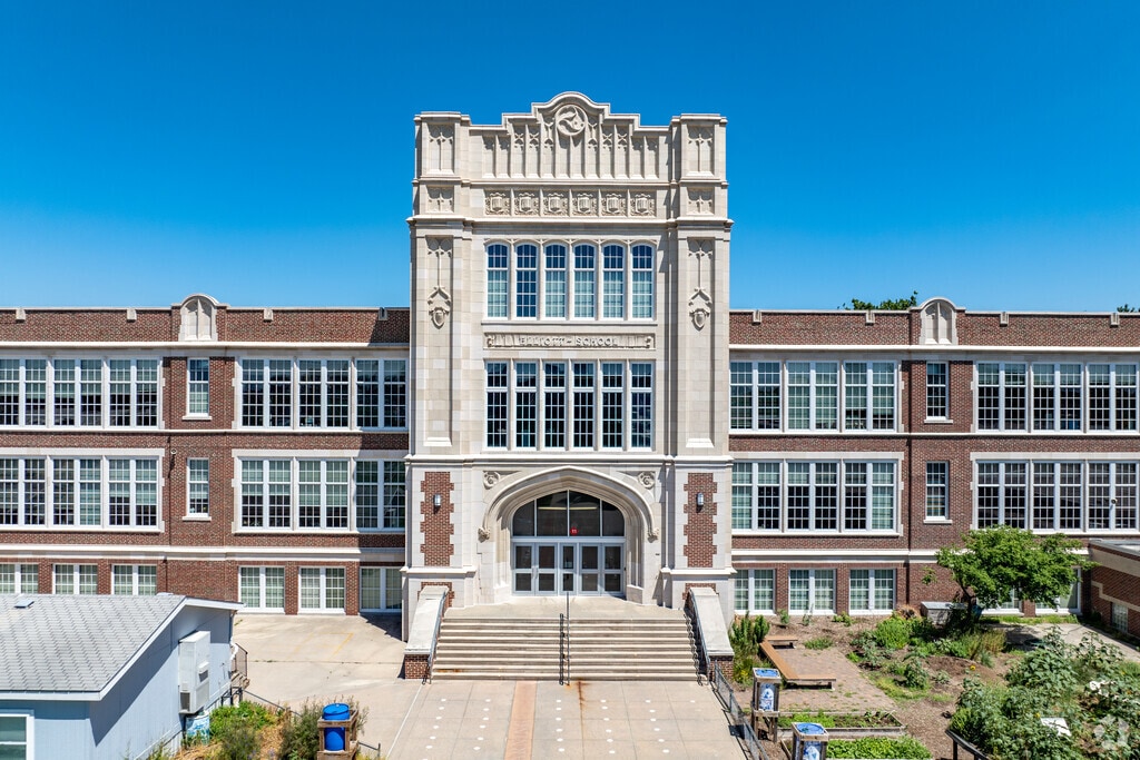 Elliott Elementary School is very convenient for Lincoln families.