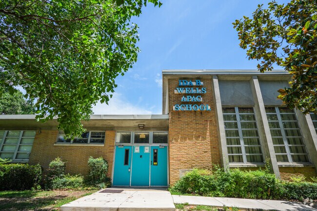 Ida B. Wells Elementary School has a student to teacher ratio 7 to 1.
