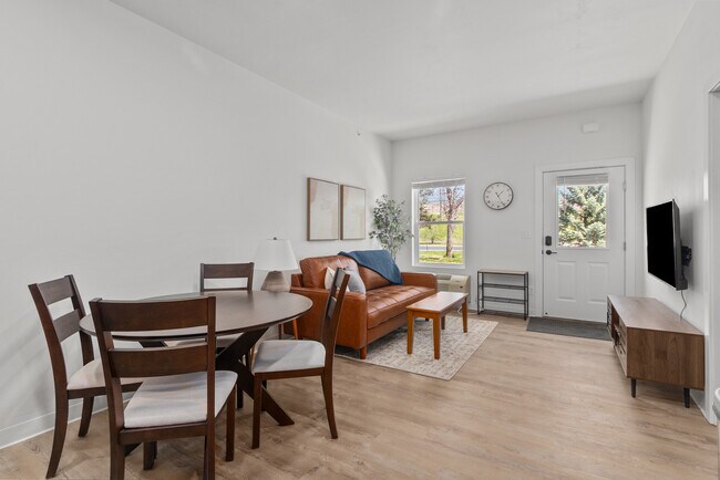 Fox Flats-Fully Furnished with Private Garage, Neenah, WI 54956 - photo 5