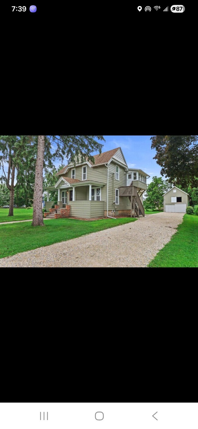 408 1/2 E Washington St Unit Upper unit, Lake Mills, WI 53551