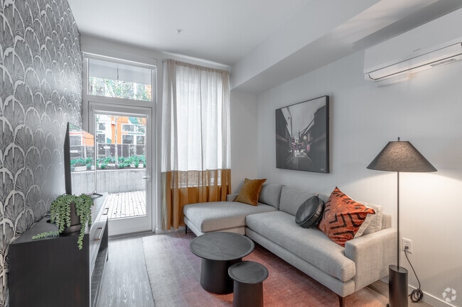 1BR, 1BA - 575SF - Living Room