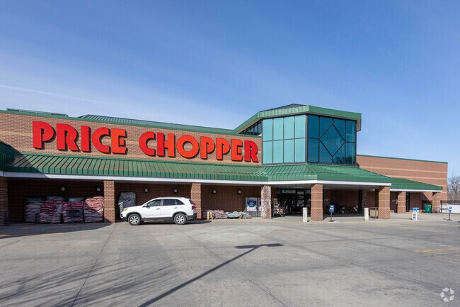 There are several businesses and amenities along Ingersoll Avenue along the neighborhood's northern border