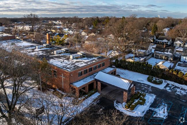 Giving Tree Montessori School is located near Grosse Pointe Park and East English Village.