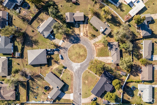 Older homes in Rosedale cluster around a cul de sac.