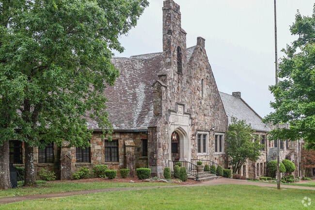 Lookout Mountain Elementary school is a long standing historical building.