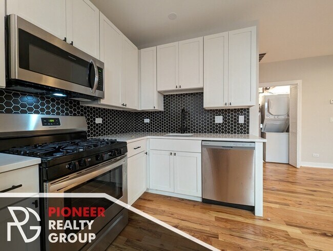 648 W Wrightwood Ave unit 2, Chicago, IL 60614 - photo 2