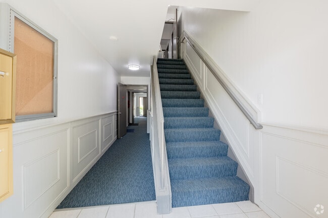 WOODHUES APARTMENTS - Ideal Farmington Hills Location!, Farmington Hills, MI 48334 - photo 2