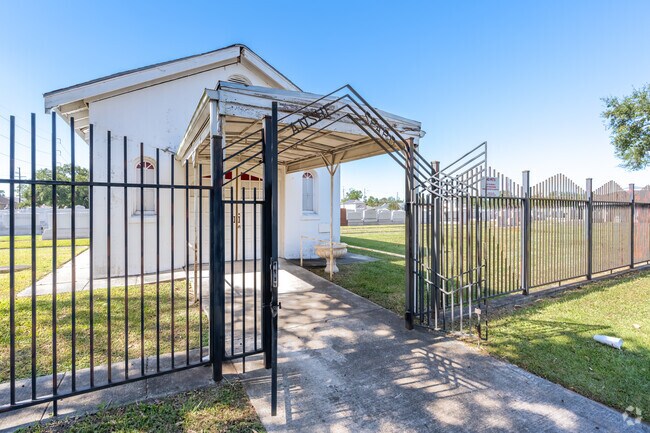 Ahavas Sholem Cemetery is a peaceful green space in Dillard.