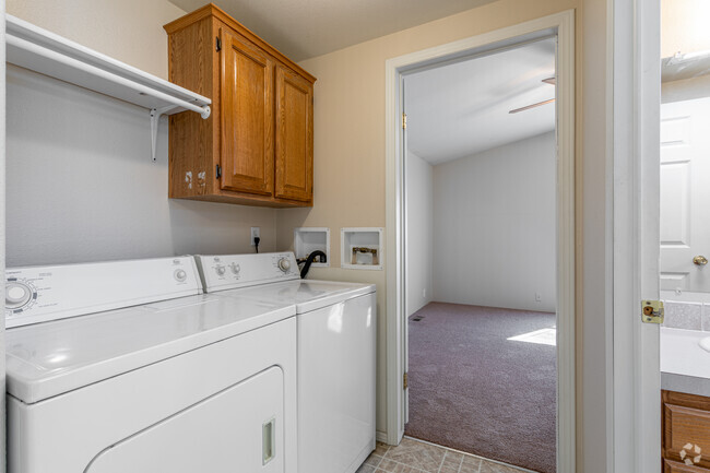 2BR, 1BA - 900SF