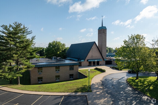 Evangelical School has a student to teacher ratio of 16:1.