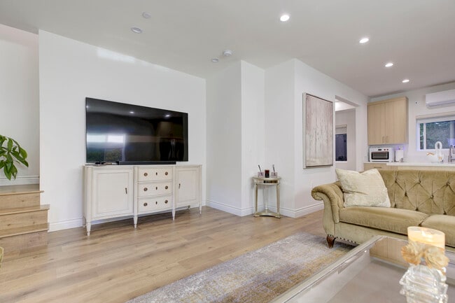 5206 Goodland Ave, Valley Village, CA 91607 - photo 2