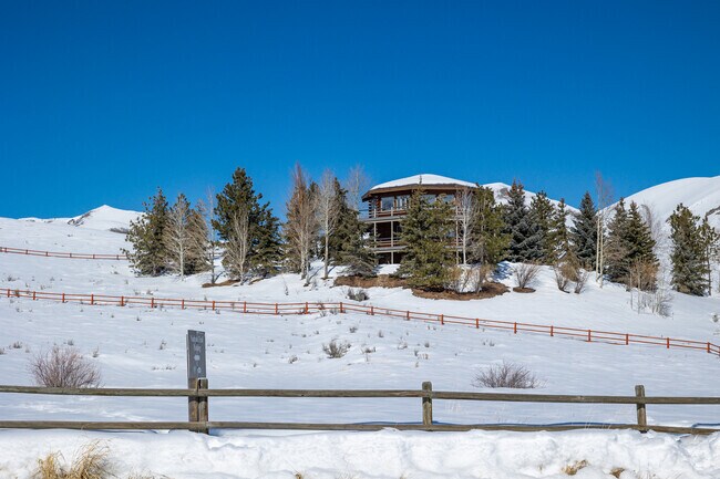 Large estates with beautiful mountain vistas can be found just minutes from downtown Hailey.