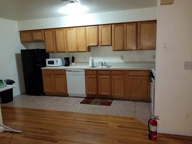 318 Magnolia Ave unit 2, Elizabethport, NJ 07206 - photo 2