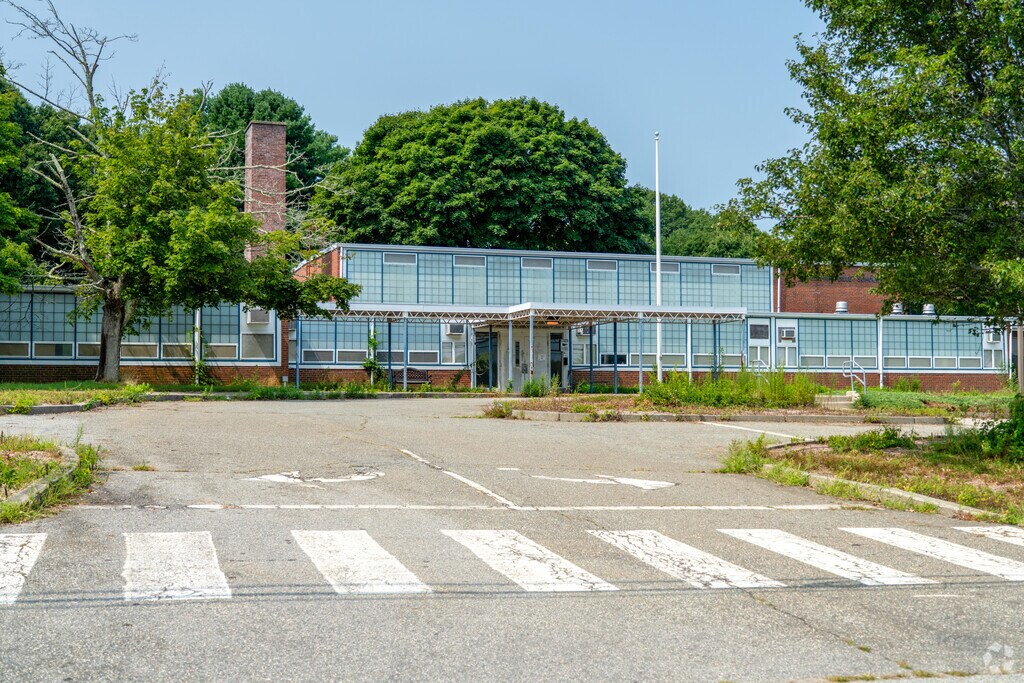 Pleasant Valley School is a closed elementary school.