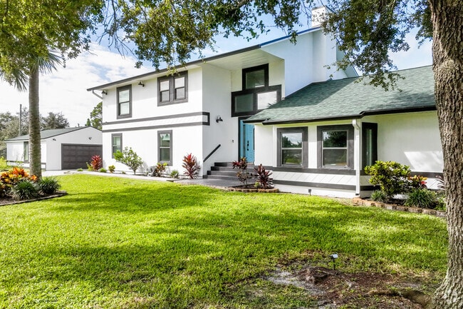 There are many large, spacious contemporary homes in the Bayside Lakes area.