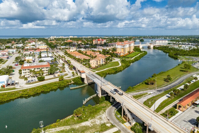 From Edgewood it's a short drive to downtown Venice and the Gulf beaches.