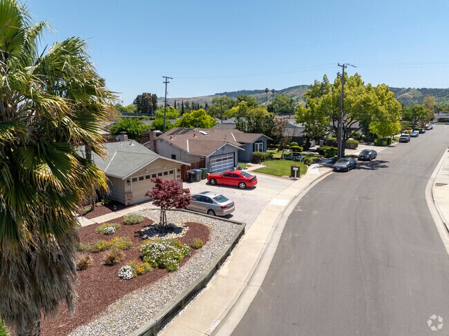 Oak Ridge has clean streets and a quiet neighborhood.
