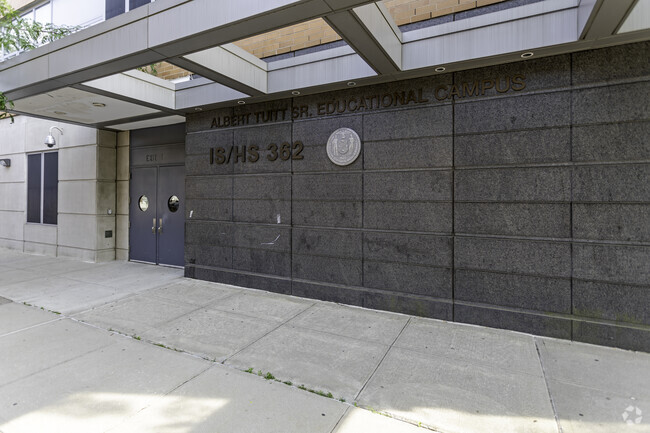 Wakefield: New World High School has a student-teacher ratio of 15 to 1.