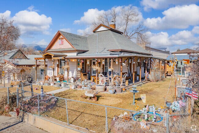 Manufactured homes in Rifle, built between the 1980s and 2010s, sell for $70,000 to $160,000, mainly near West 20th Street. Condos and townhouses from the 1980s to 2000s range from $117,000 to $418,000, while site-built homes offer prices from $260,000 to $747,000 across the city.