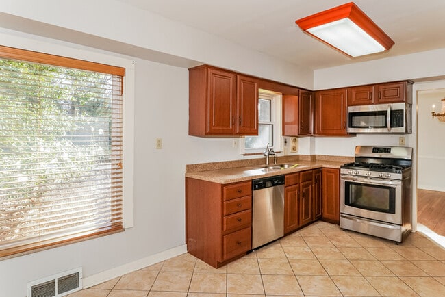 2343 Ridgewood Rd, Akron, OH 44313 - photo 5