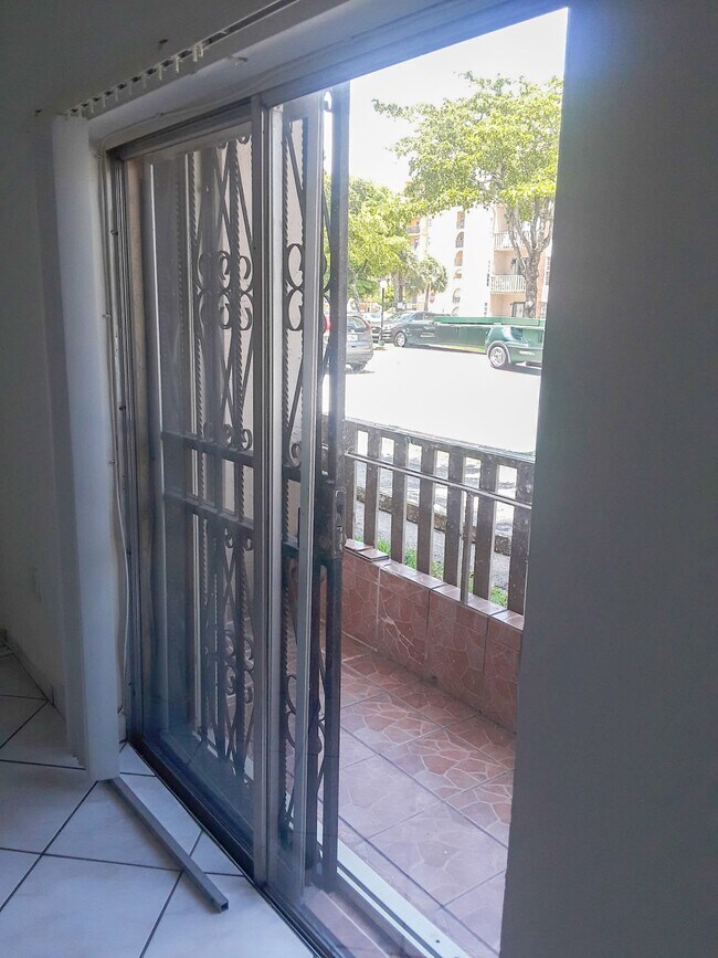 4841 NW 7th St unit 1094, Miami, FL 33126 - photo 4