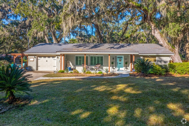 Enjoy the style of a classic ranch brick home on Jekyll Island mixing comfort & simplicity.