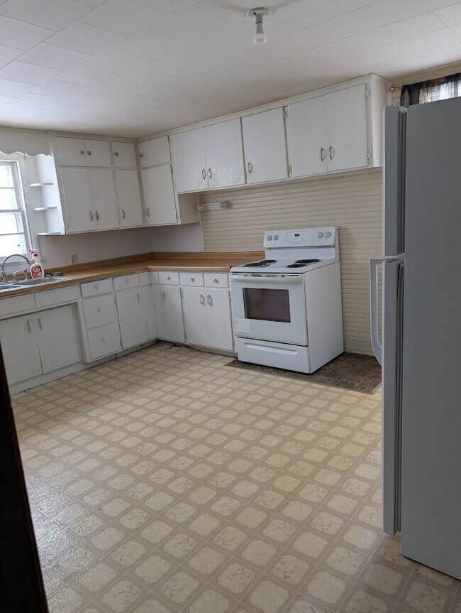 611 4th St SW, Willmar, MN 56201 - photo 6