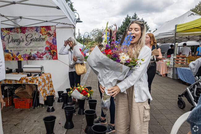 The Lake Oswego Farmer's Market draws Evergreen shoppers.