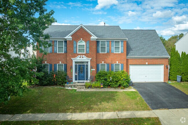 New traditionals meet small town charm in Centreville’s peaceful streets.