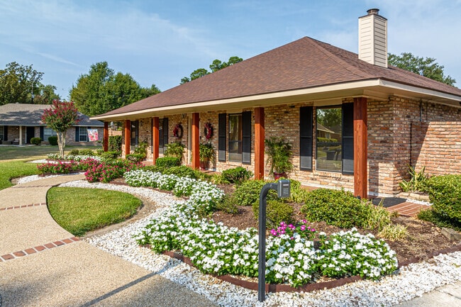A thriving garden in Oak Hills Place, Baton Rouge, LA.