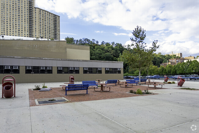 Bronx School of Law and Finance has a student teacher ratio of 11 to 1.