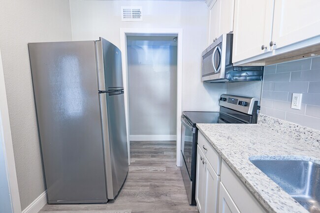 223 SE 13th St unit 2, Grand Prairie, TX 75051 - photo 4